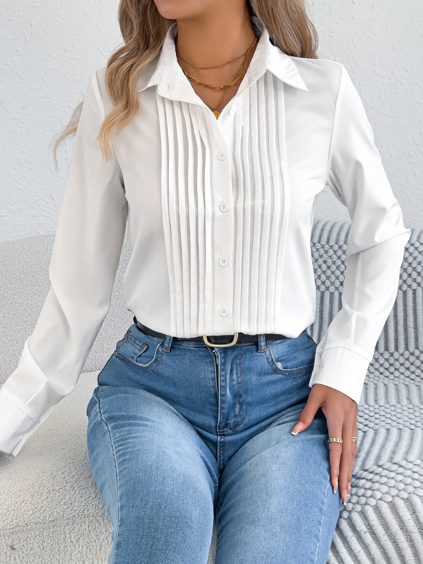 Camisa de oficina elegante de manga larga con botones de color liso y arrugado para mujer