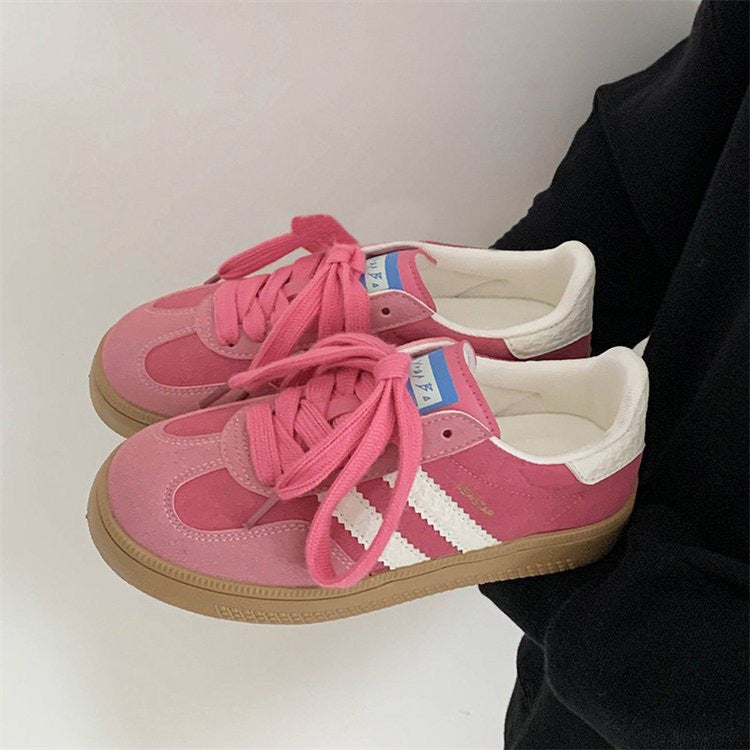Zapatillas blancas casuales retro para mujer, versátiles y perfectas para hacer deporte.