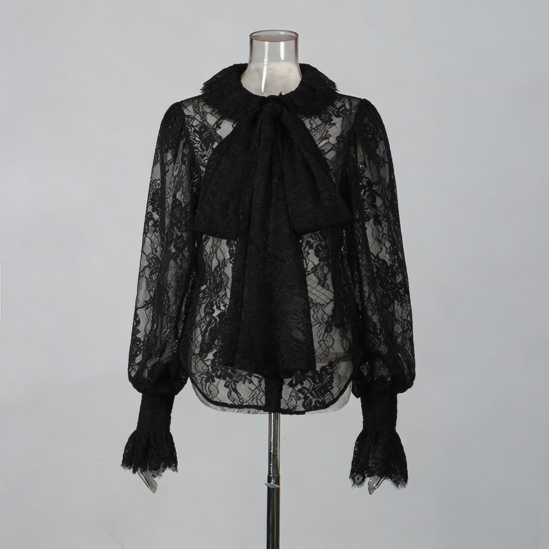 Camisa bordada con encaje y lazo con mangas de linterna