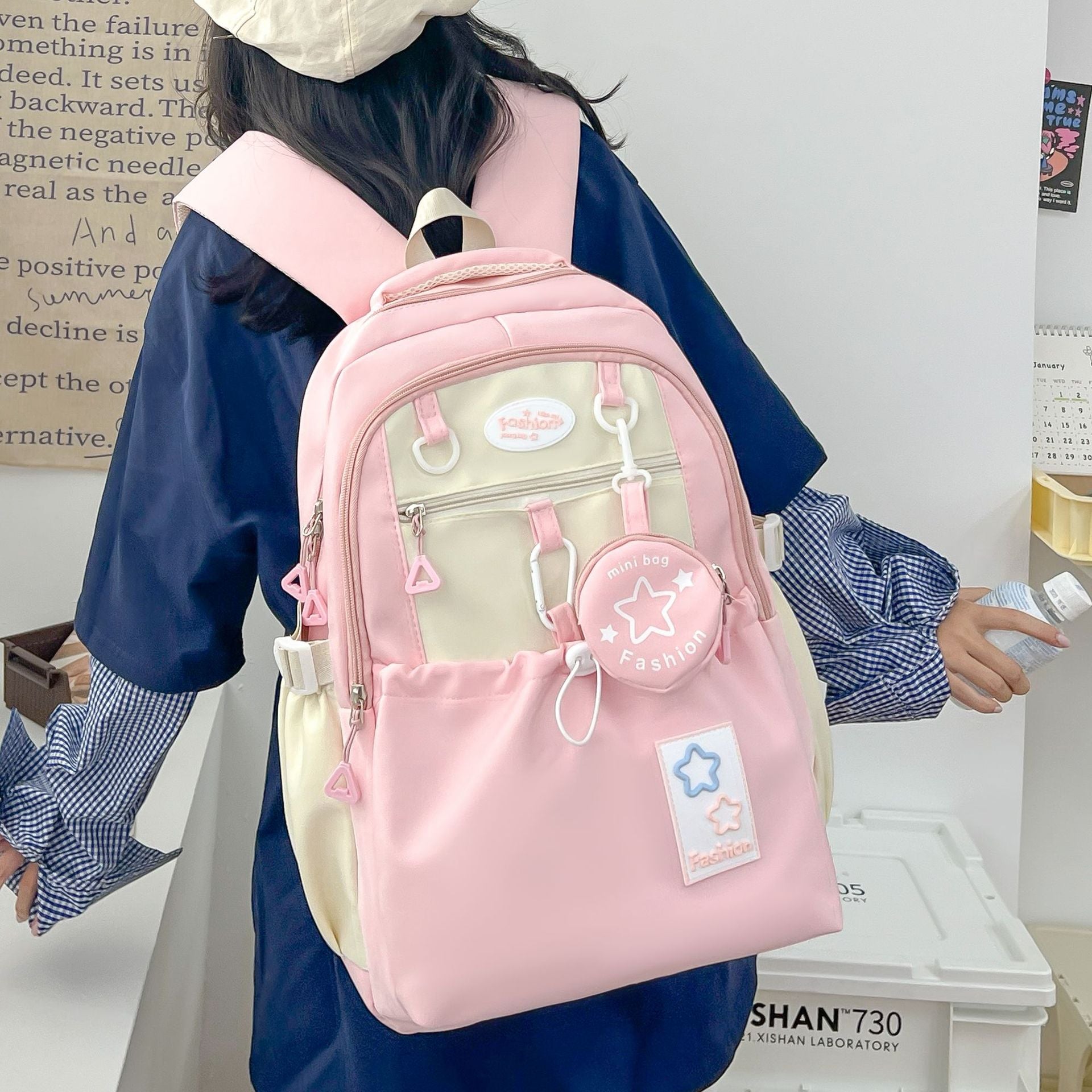 Linda mochila de estudiante de secundaria para chica atractiva
