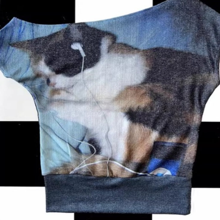 Camiseta de manga corta asimétrica, elástica y con hombros descubiertos con estampado de gato calicó retro atrevido