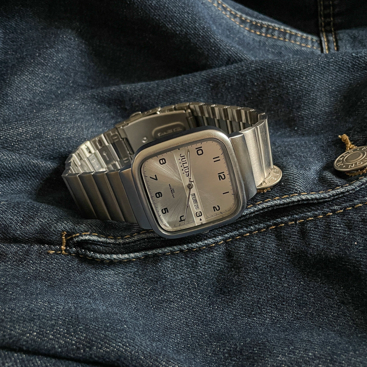 Reloj mecánico con diseño ideal para estudiantes y detalles de agujeros para hombre.
