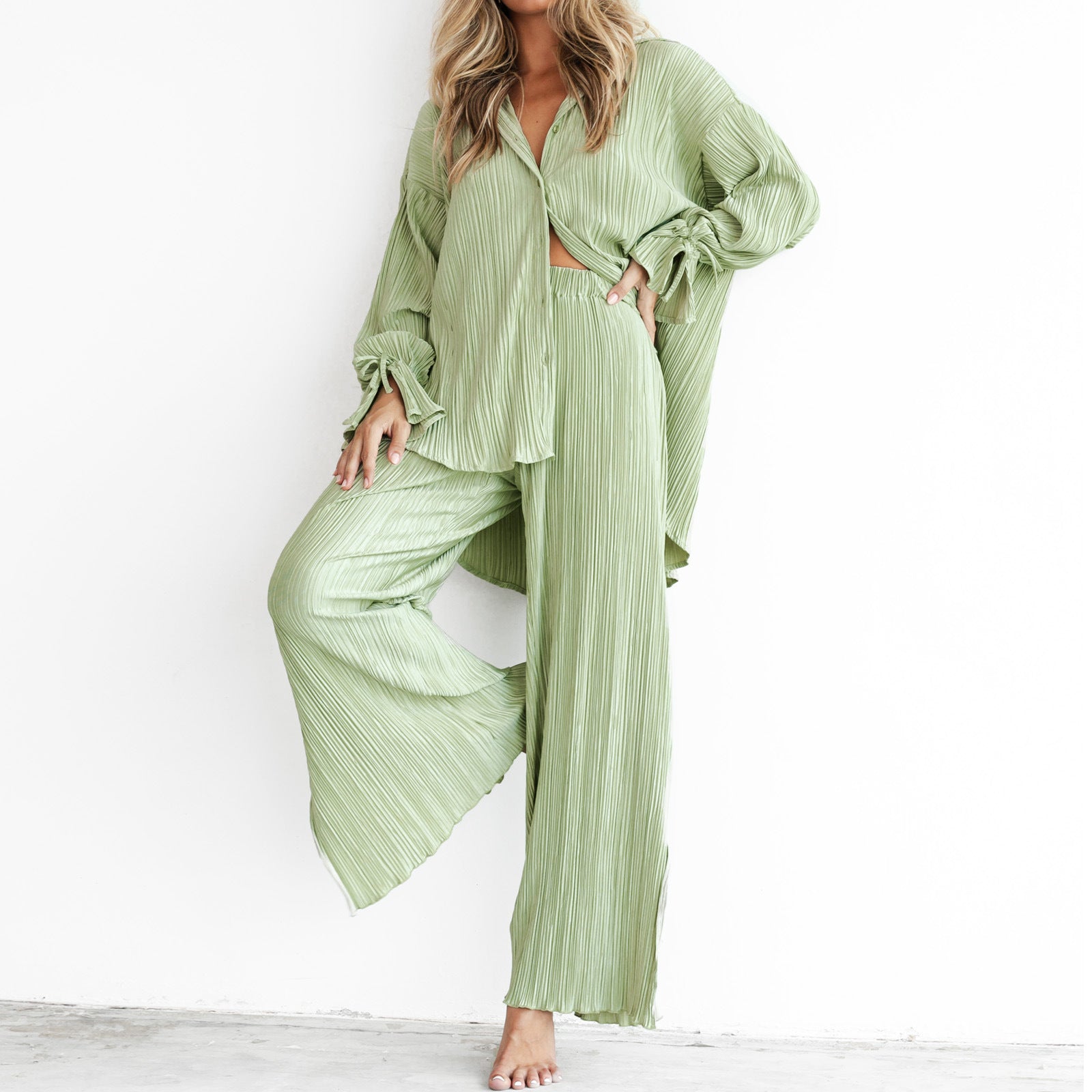 Conjunto de pijama de dos piezas con camisa plisada y manga larga