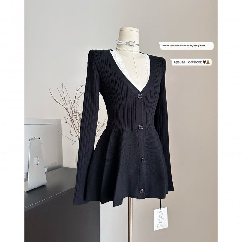 Cárdigan de punto azul marino con cuello bajo, manga larga y escote en V, combinable con todo.