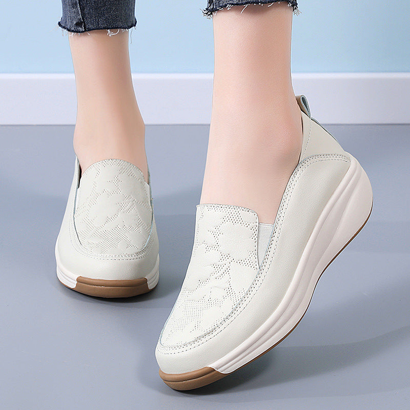 Zapatillas blancas de suela gruesa para mujer con tacón alto y estilo slip-on