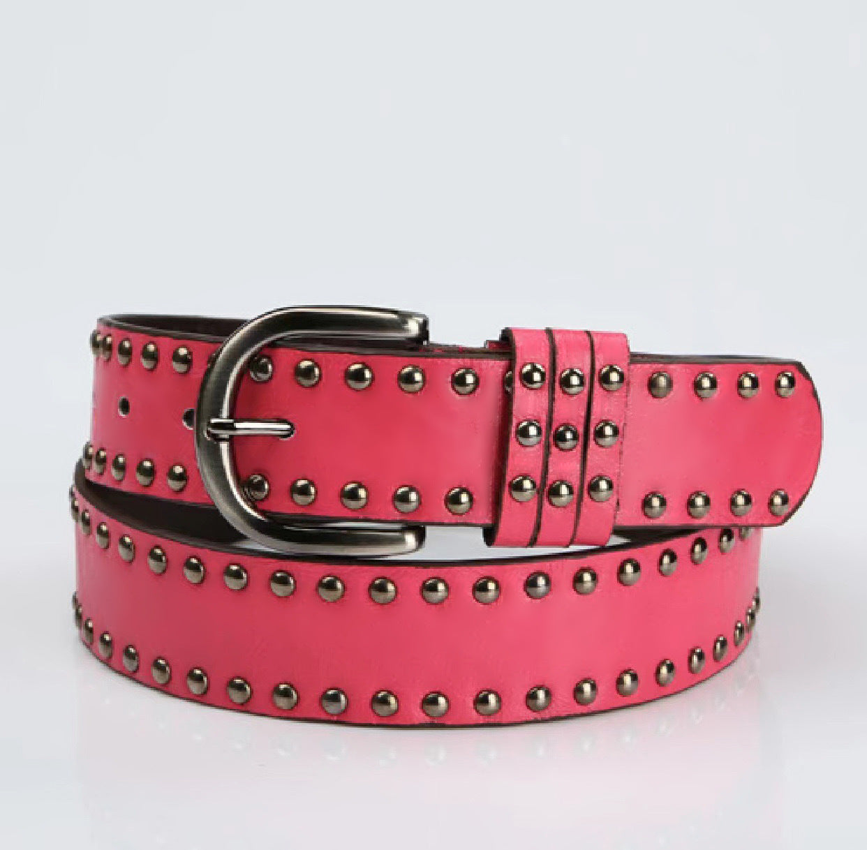 Cinturón de piel suave para mujer con hebilla y remaches decorativos.