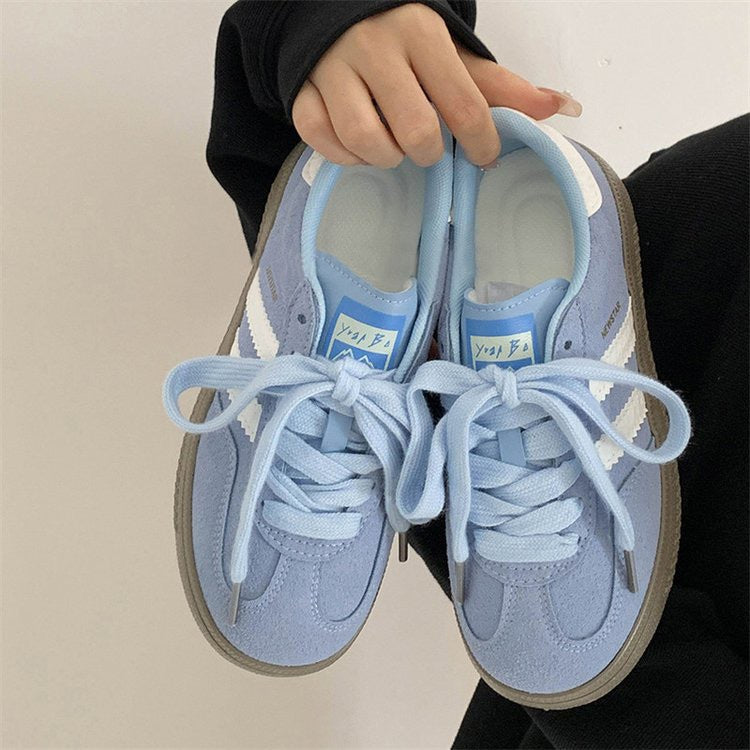 Zapatillas blancas casuales retro para mujer, versátiles y perfectas para hacer deporte.