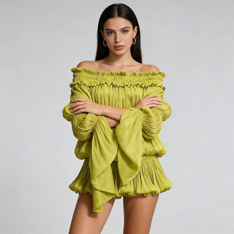 Elegante falda corta con hombros descubiertos, tirantes ondulantes y detalle de lazo.