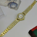 Reloj de pulsera de cuarzo con diseño de cielo estrellado y diamantes para mujer, versátil y de negocios.