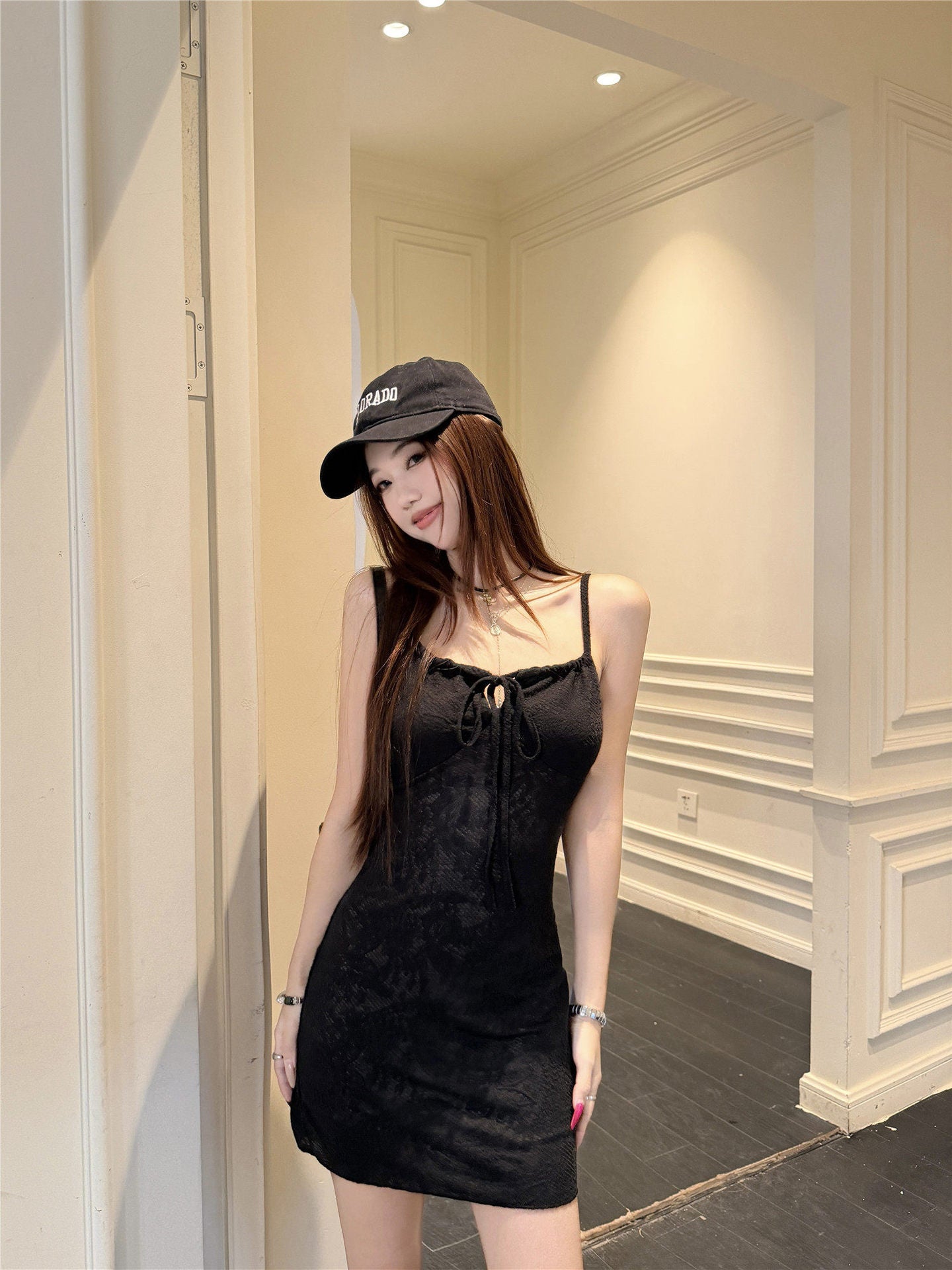 Vestido ajustado con cintura ceñida y cadera