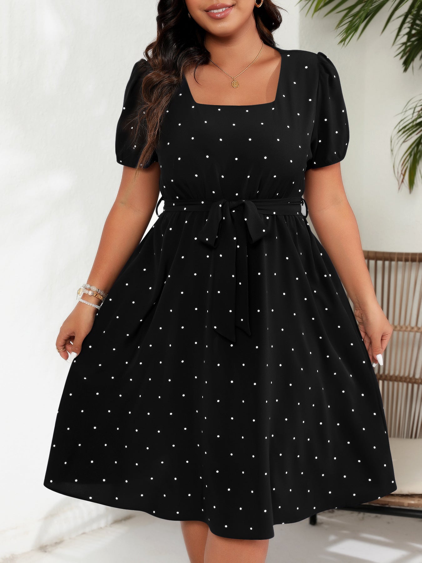 Elegante vestido retro de lunares con cintura ceñida para mujer
