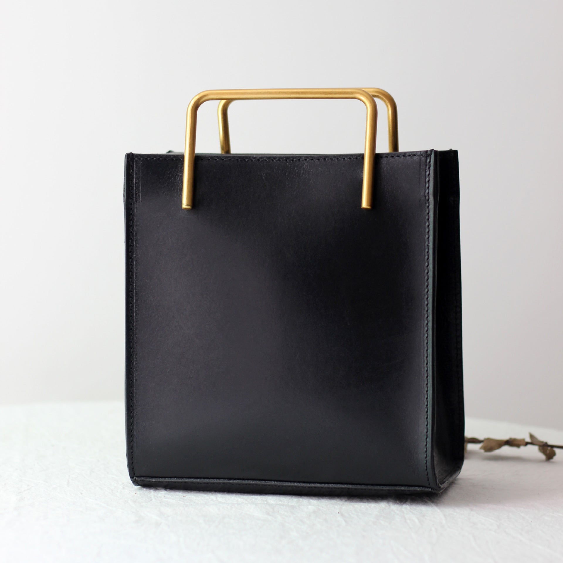 Bolso cuadrado pequeño vintage para mujer, elaborado en piel de curtido vegetal de plena flor.