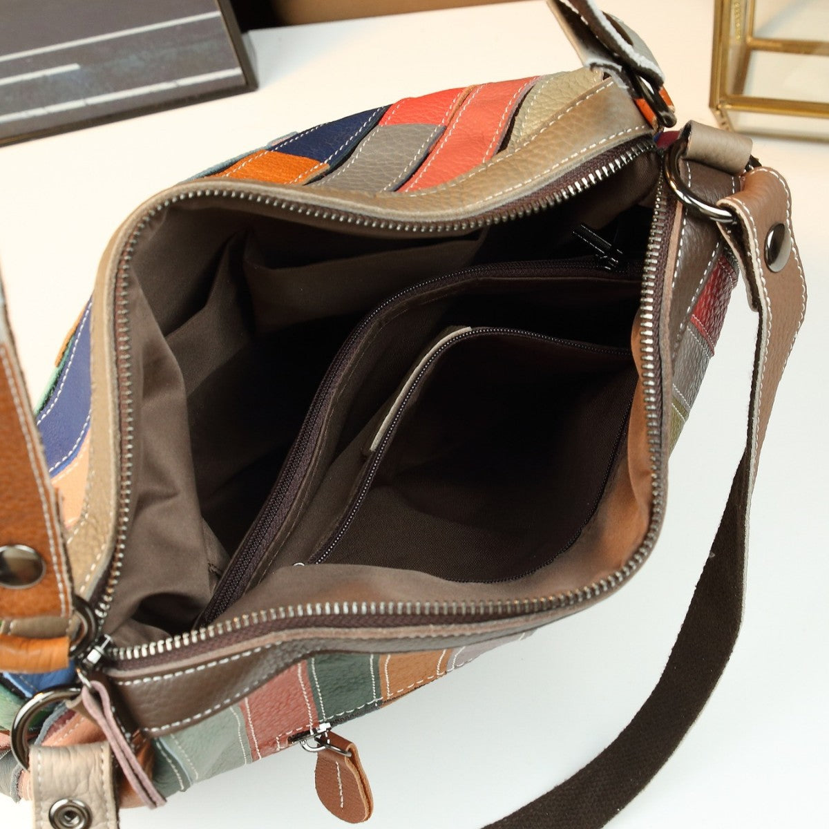 Bolso de hombro colorido con diseño de patchwork de cuero y cuadrícula geométrica