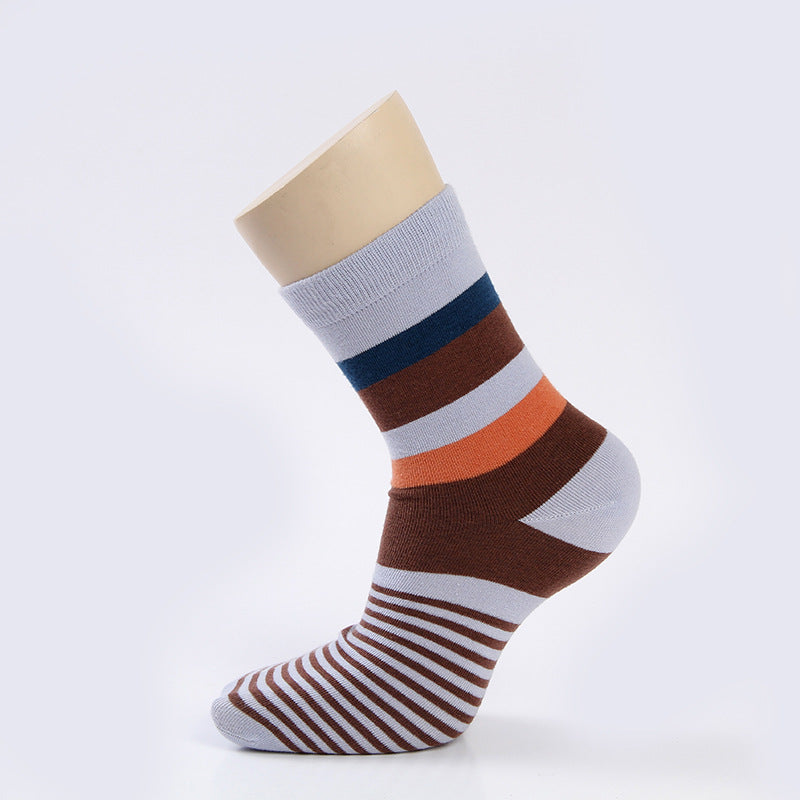 Calcetines de algodón por encima de la rodilla para hombre con rayas de colores: un básico de moda para otoño e invierno.