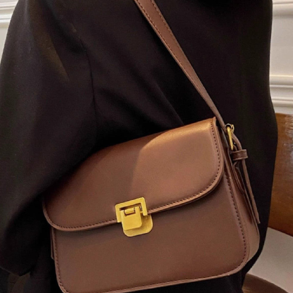 Bolso bandolera cuadrado de moda que combina con todo