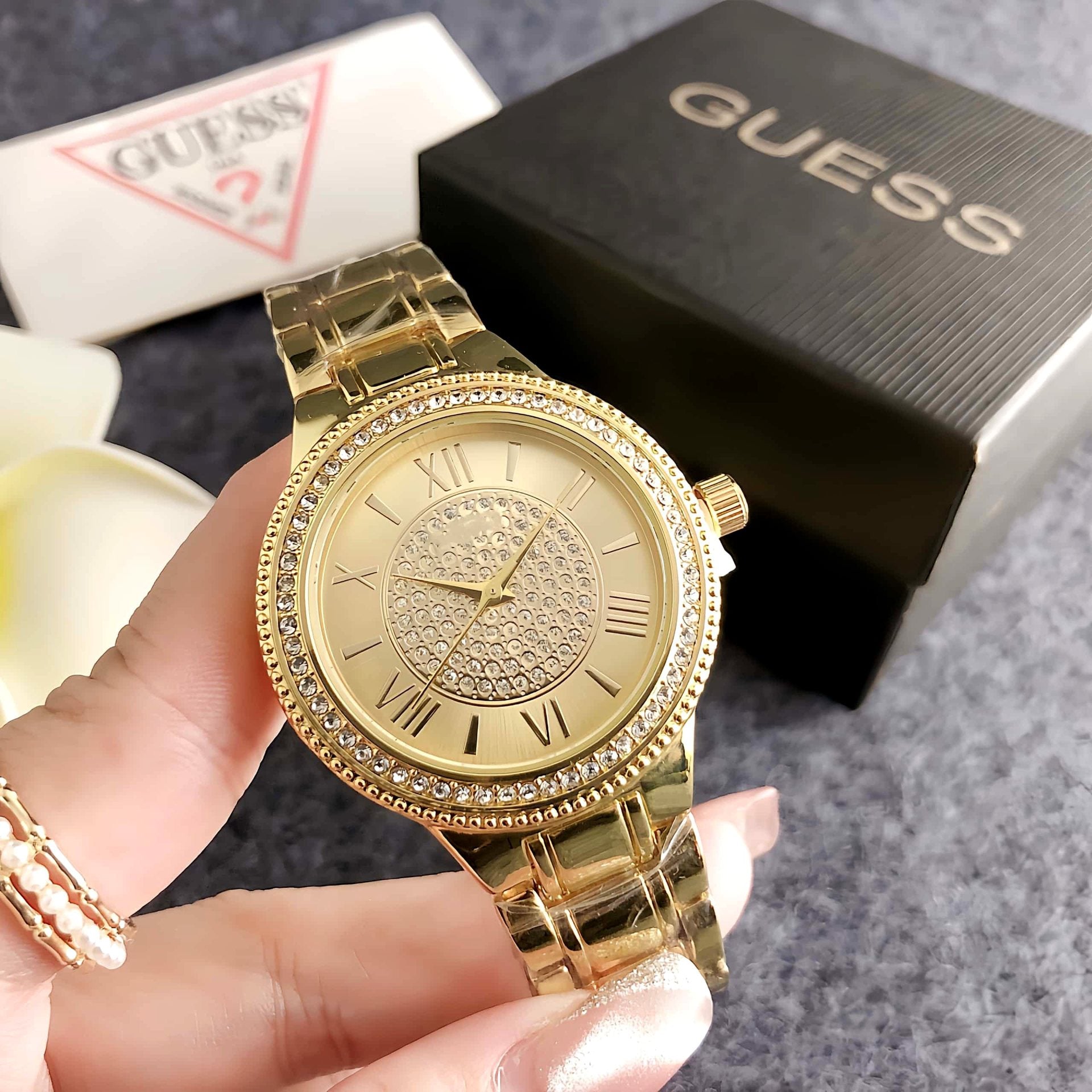 Reloj elegante y sofisticado con una esfera grande. Una obra de arte exclusiva para mujeres.