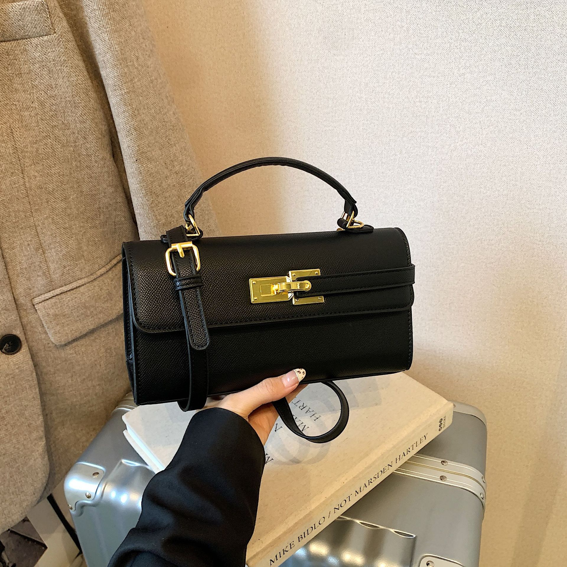 Nuevo y elegante bolso cuadrado pequeño con un elegante cierre de candado.
