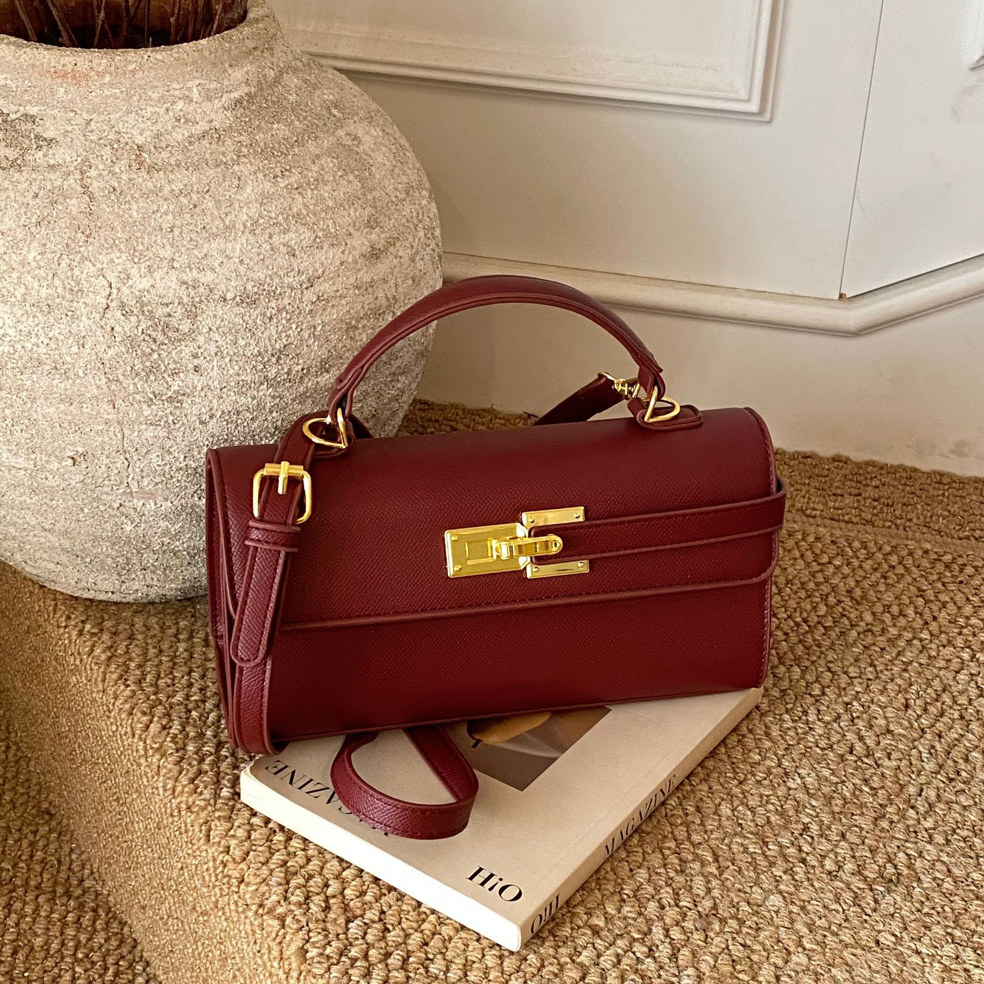Nuevo y elegante bolso cuadrado pequeño con un elegante cierre de candado.