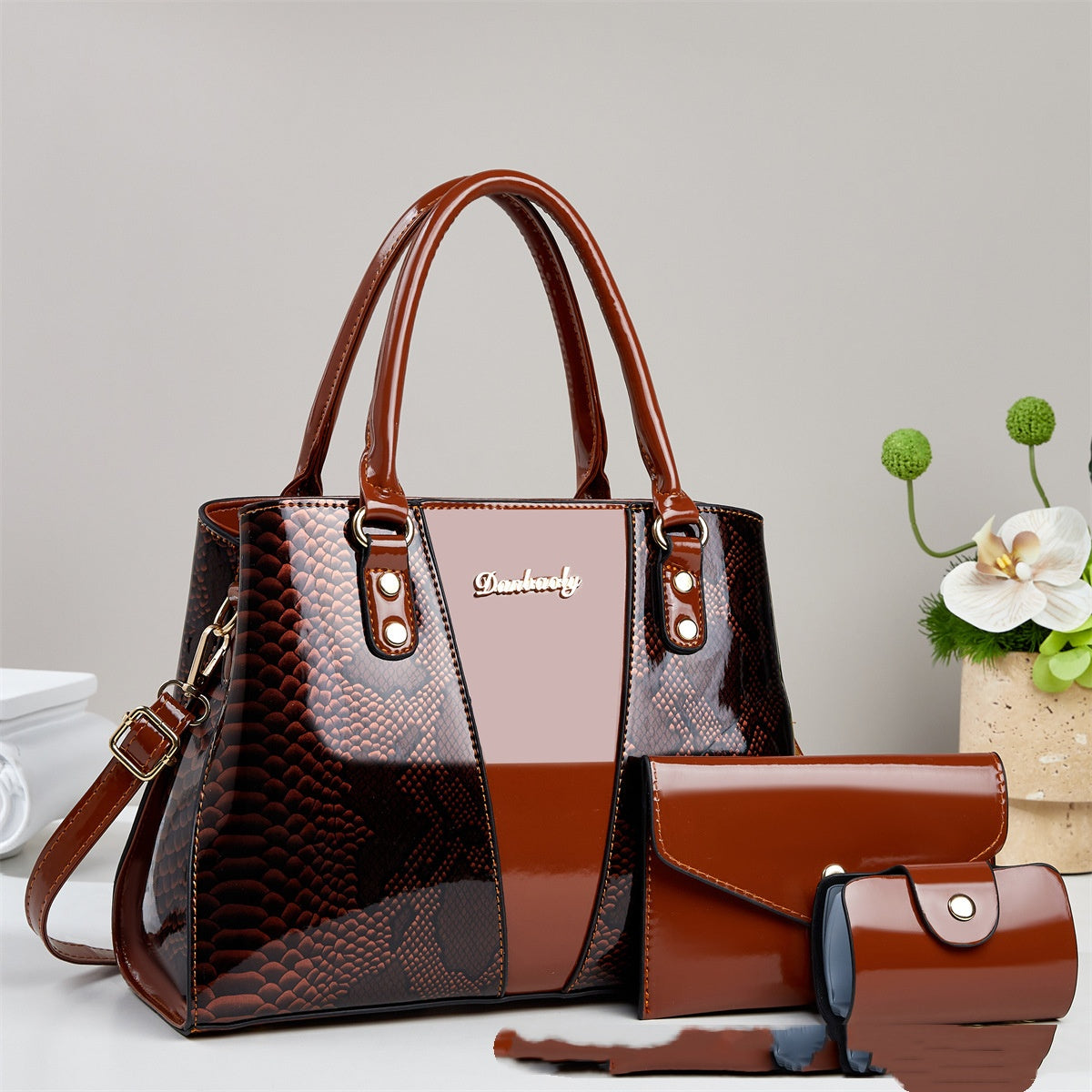Bolso bandolera de gran capacidad con estampado de piel de serpiente.