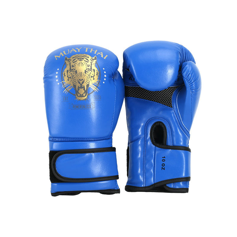 Entrenamiento de Muay Thai para chicos con saco de boxeo y guantes